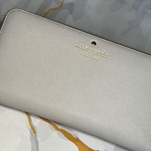 Kate spade very light, gray wallet, large zip with multi card slots